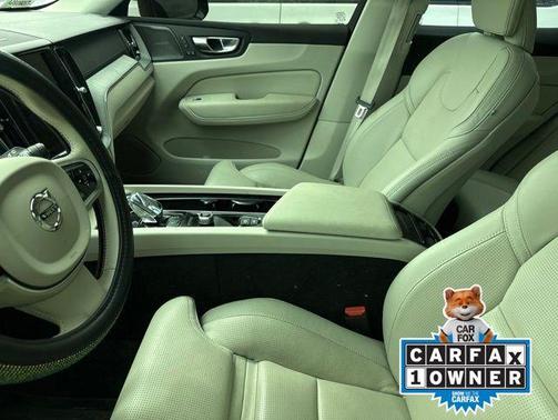 Onyx Black Metallic 2025 Volvo XC60 B5 Ultra
