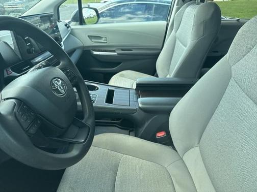 2023 Toyota Sienna LE