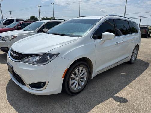 Bright White Clearcoat 2018 Chrysler Pacifica Touring-L