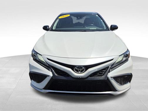 Wind Chill Pearl/Midnight Black Metallic 2021 Toyota Camry XSE