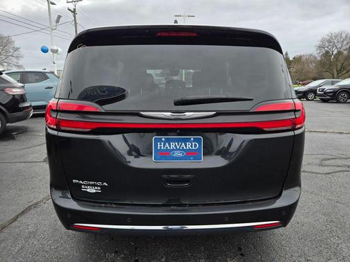 Brilliant Black Crystal Pearlcoat 2023 Chrysler Pacifica Touring L