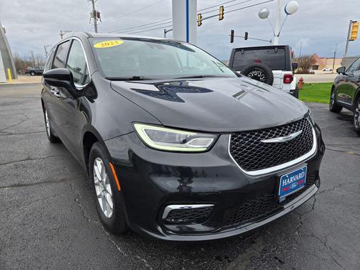 Brilliant Black Crystal Pearlcoat 2023 Chrysler Pacifica Touring L