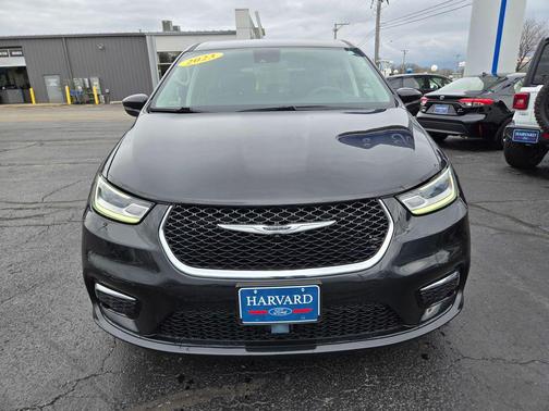 Brilliant Black Crystal Pearlcoat 2023 Chrysler Pacifica Touring L