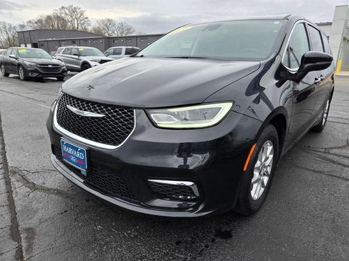 Brilliant Black Crystal Pearlcoat 2023 Chrysler Pacifica Touring L