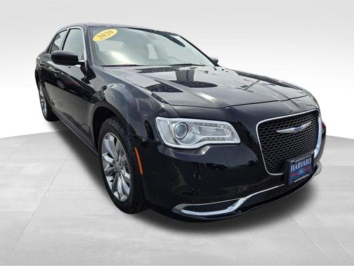 Gloss Black 2018 Chrysler 300 Touring