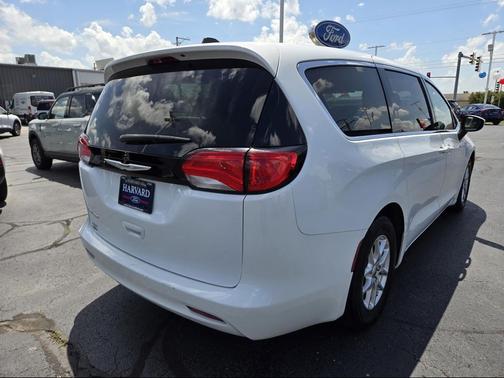 2022 Chrysler Voyager LX