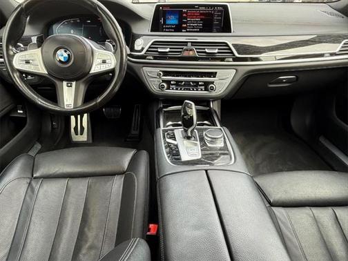2022 BMW 740 i