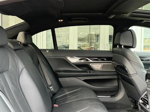 2022 BMW 740 i
