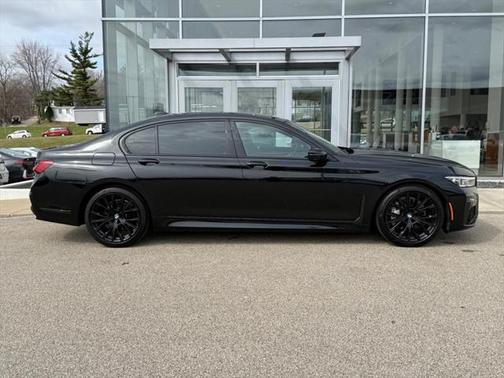 2022 BMW 740 i