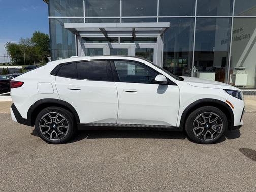 Alpine White 2026 BMW X2 xDrive28i