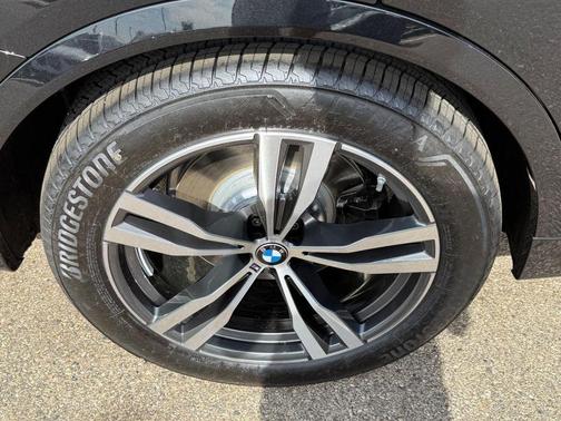 Black Sapphire Metallic 2027 BMW X7 xDrive40i