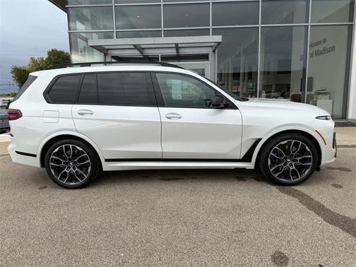 2025 BMW X7 M60i