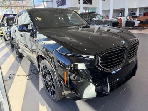 Black Sapphire Metallic 2026 BMW XM Label