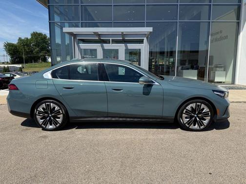 Cape York Green Metallic 2025 BMW 540 xDrive