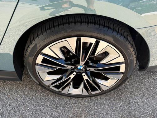 Cape York Green Metallic 2025 BMW 540 xDrive