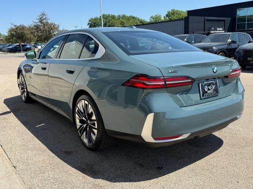Cape York Green Metallic 2025 BMW 540 xDrive