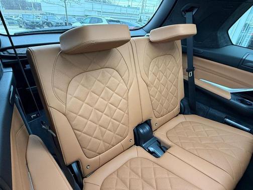 Black Sapphire Metallic 2026 BMW X7 xDrive40i