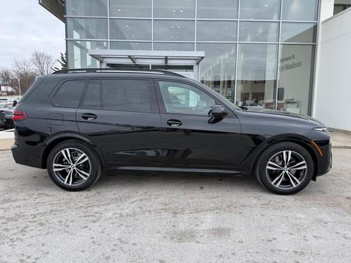 Black Sapphire Metallic 2026 BMW X7 xDrive40i
