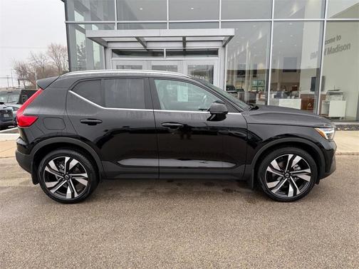 2023 Volvo XC40 B5 Ultimate Bright Theme