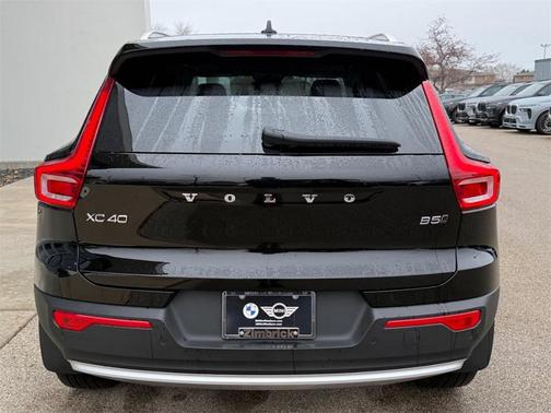 2023 Volvo XC40 B5 Ultimate Bright Theme