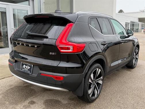 2023 Volvo XC40 B5 Ultimate Bright Theme