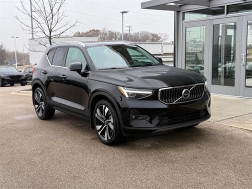 2023 Volvo XC40 B5 Ultimate Bright Theme