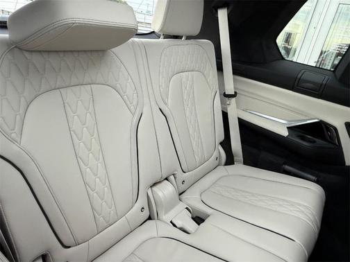 2026 BMW X7 M60i