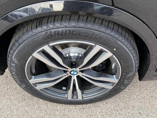 Black Sapphire Metallic 2026 BMW X7 M60i