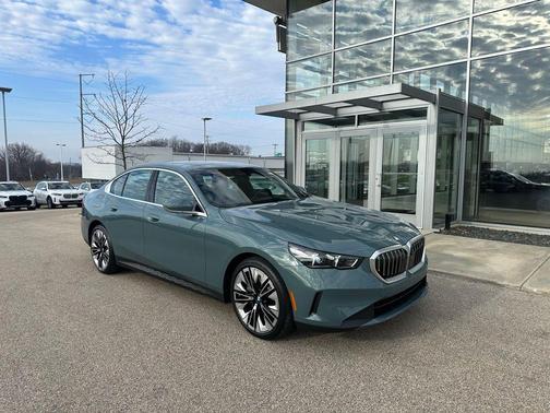 Cape York Green Metallic 2026 BMW 540 xDrive