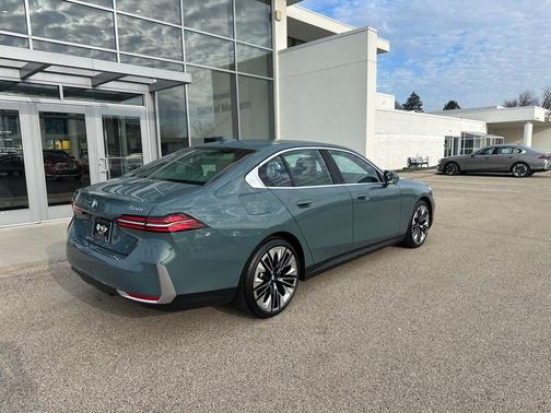 Cape York Green Metallic 2026 BMW 540 xDrive