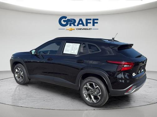 Mosaic Black Metallic 2025 Chevrolet Trax LT