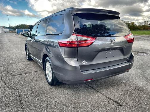 2017 Toyota Sienna XLE