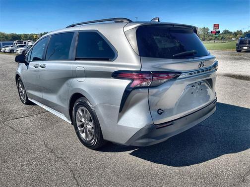 2022 Toyota Sienna XLE 8 Passenger
