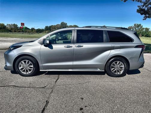 2022 Toyota Sienna XLE 8 Passenger