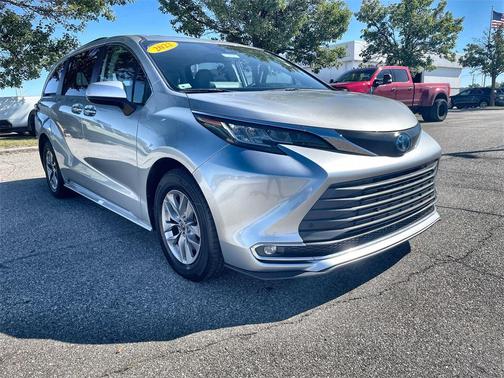 2022 Toyota Sienna XLE 8 Passenger