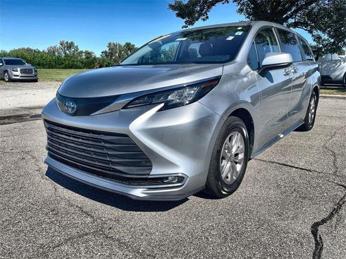2022 Toyota Sienna XLE 8 Passenger