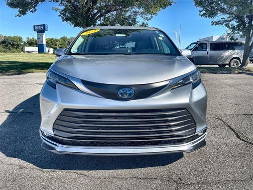 2022 Toyota Sienna XLE 8 Passenger