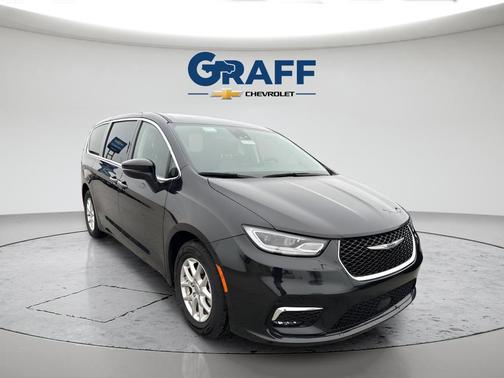 Brilliant Black Crystal Pearlcoat 2023 Chrysler Pacifica Touring L