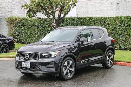 2025 Volvo XC40 Core
