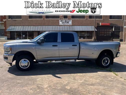 2023 RAM 3500 Tradesman Crew Cab 4x4 8' Box