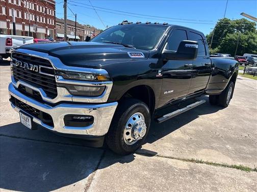 Diamond Black Crystal Pearlcoat 2025 RAM 3500 Big Horn Crew Cab 4x4 8' Box
