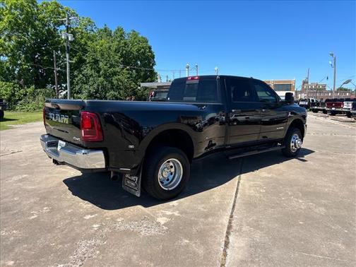 Diamond Black Crystal Pearlcoat 2025 RAM 3500 Big Horn Crew Cab 4x4 8' Box
