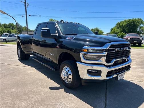 Diamond Black Crystal Pearlcoat 2025 RAM 3500 Big Horn Crew Cab 4x4 8' Box
