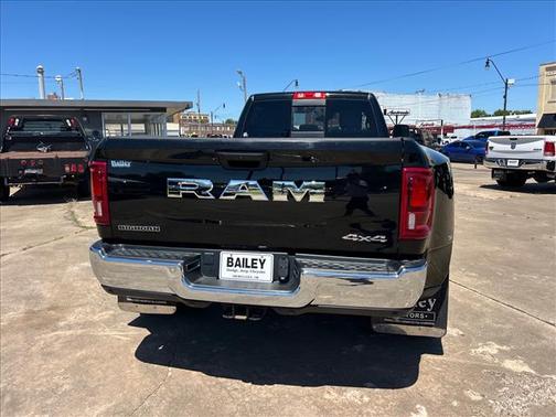 Diamond Black Crystal Pearlcoat 2025 RAM 3500 Big Horn Crew Cab 4x4 8' Box