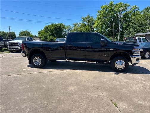 Diamond Black Crystal Pearlcoat 2025 RAM 3500 Big Horn Crew Cab 4x4 8' Box