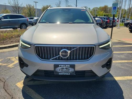 2025 Volvo XC40 B5 Ultra Bright Theme
