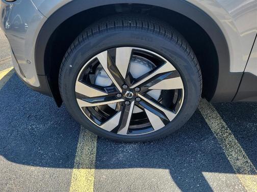 2025 Volvo XC40 B5 Ultra Bright Theme