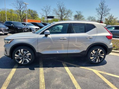 2025 Volvo XC40 B5 Ultra Bright Theme