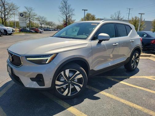2025 Volvo XC40 B5 Ultra Bright Theme