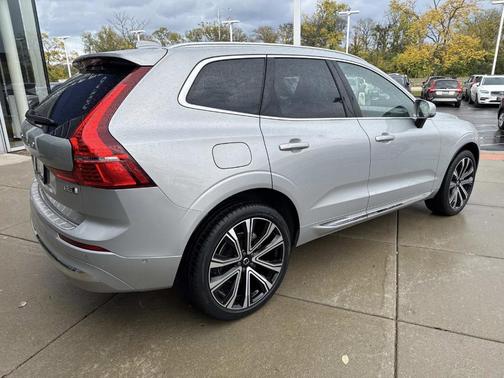 2023 Volvo XC60 B5 Ultimate Bright Theme